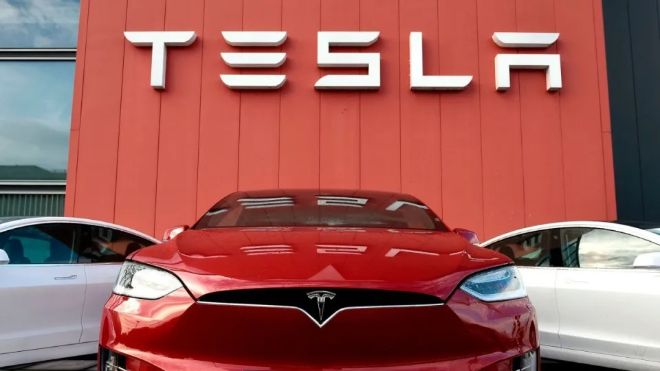 „Tesla“ apsirūpino naujos kartos dirbtinio intelekto lustais, pasirašytas įspūdingas susitarimas su „Samsung“