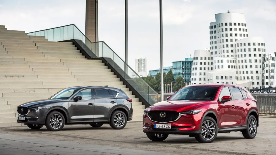 „Mazda“ vadovai priversti griebtis už galvų: iš Rusijos pasitraukė jau seniai, tačiau jų automobiliai grįžo į prekybą