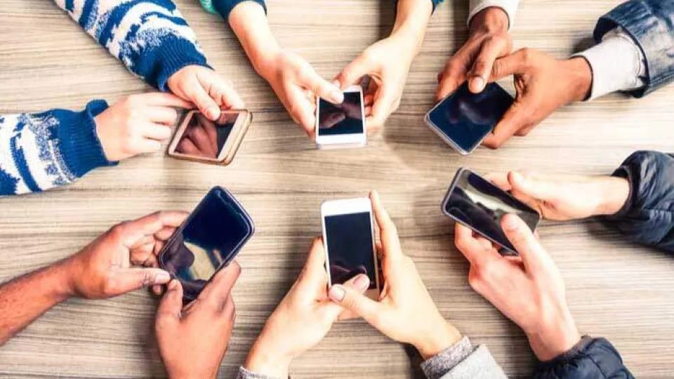 Technologijų džiunglės #5 – neveikiantis „WhatsApp“, „Samsung“ dalina „Xiaomi“ telefonus, slapta filmuojami „iPhone“ ir daug kt.