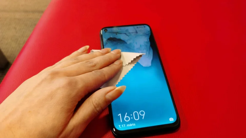 Koronavirusas gali „nusėsti“ ir ant išmaniųjų: patarimai, kaip įrenginius kruopščiai dezinfekuoti