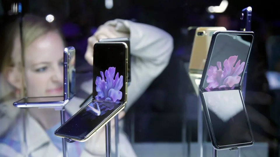 Kodėl išmaniųjų telefonų gamintojai nepaiso viruso pandemijos ir toliau leidžia naujus produktus?