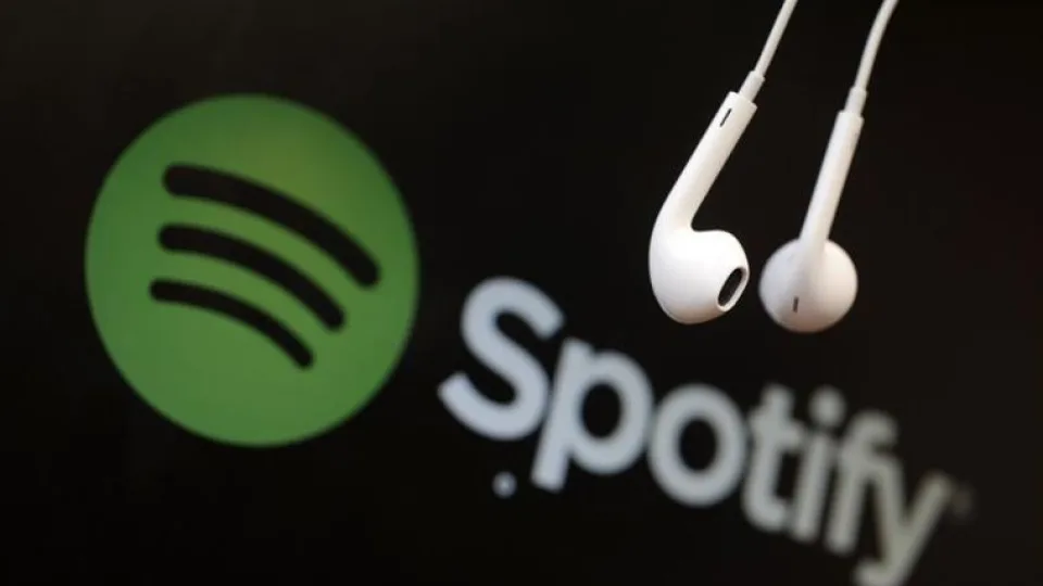 „Spotify“ nori padidinti savo pajamas: svarstoma apmokestinti tinklalaidžių klausytojus