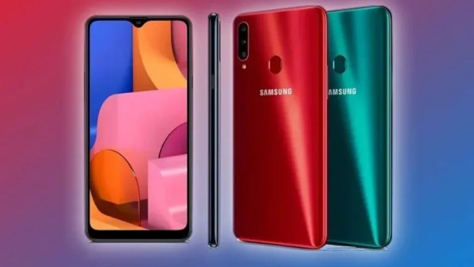 „Samsung“ ruošia dar vieną pigų telefoną: didelis ekranas, trys kameros nugarėlėje ir talpi baterija