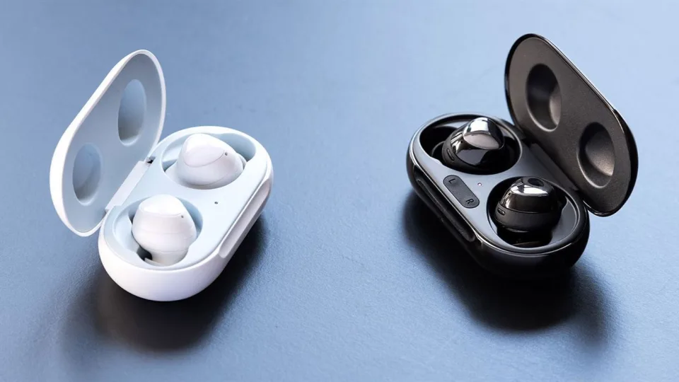Patarimas, kaip su sutaupyti: pirkite pirmos kartos „Samsung Galaxy Buds” ausines ir su atnaujinimu gaukite naujojo modelio funkcijas