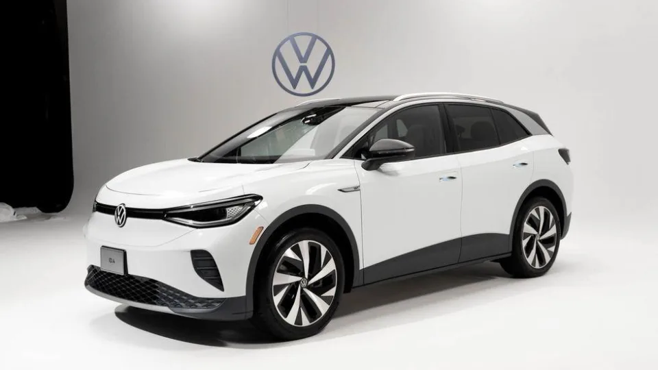 „Volkswagen“ grupės problemos nesibaigia: investuotojai lieja įsiūtį, laukia vadovo pasitraukimo iš posto