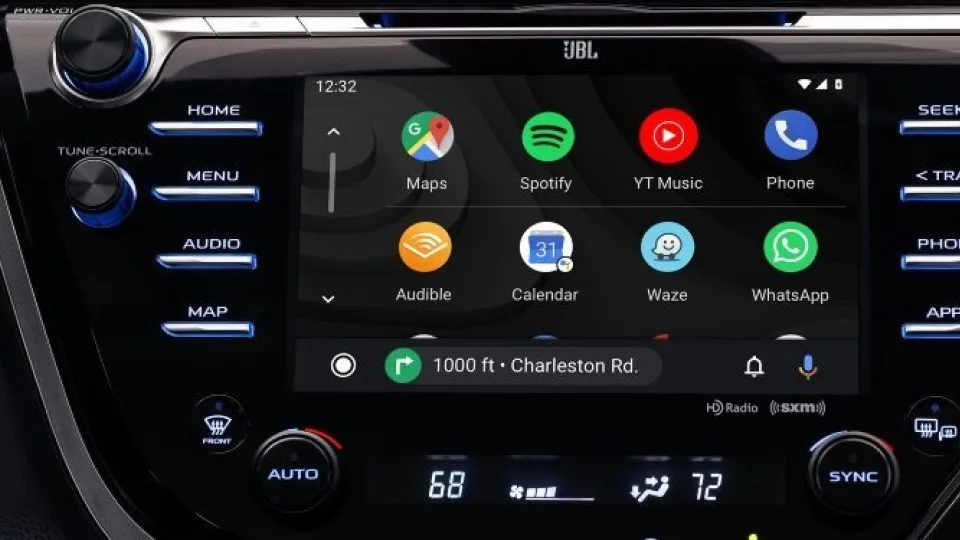Tokia galimybė buvo prieinama tik automobiliuose, tačiau tai netrukus pasikeis: „Google“ sukurta „Android Auto“ platforma pasieks ir motociklus