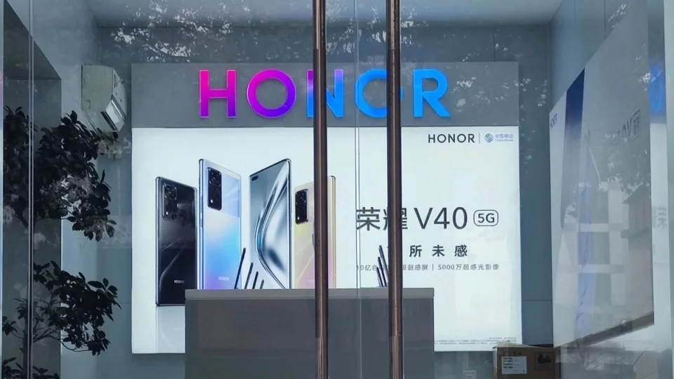 „Honor“ supurtė netikėtos permainos: į išmaniųjų telefonų rinkos elitą besiveržiančią bendrovę palieka generalinis direktorius, paaiškėjo, kas jį pakeis