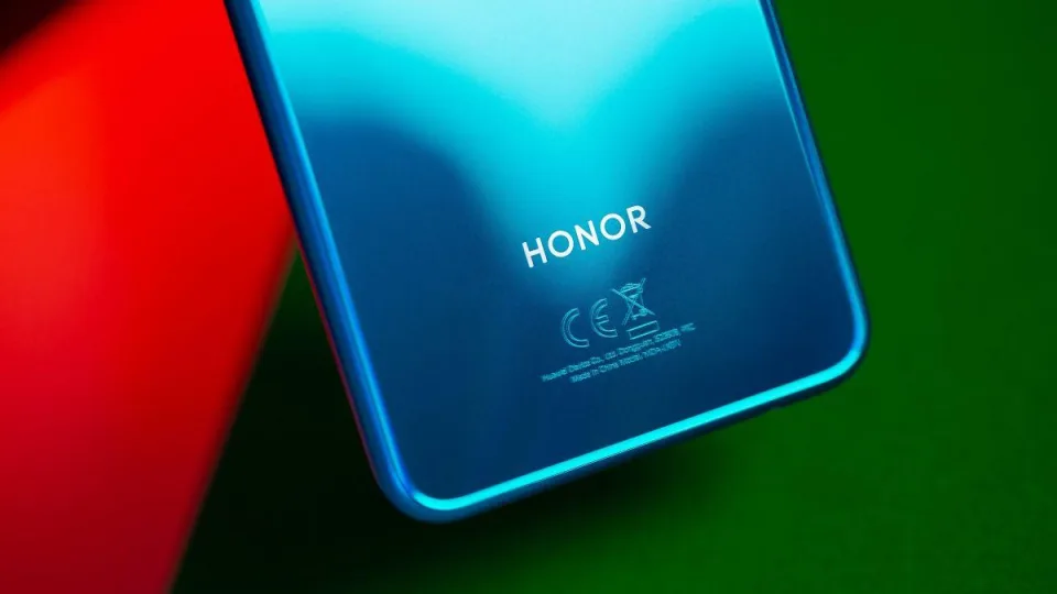 „Honor“ ruošia sąlyginai ploną išmanųjį telefoną su milžiniškos talpos baterija, debiutas jau netrukus