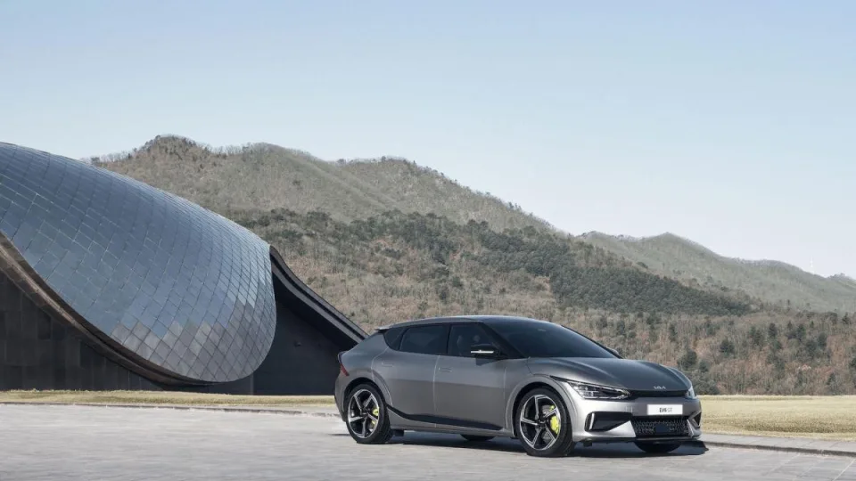 Ar elektromobiliai taip pat vilioja laukinius gyvūnus kelyje?