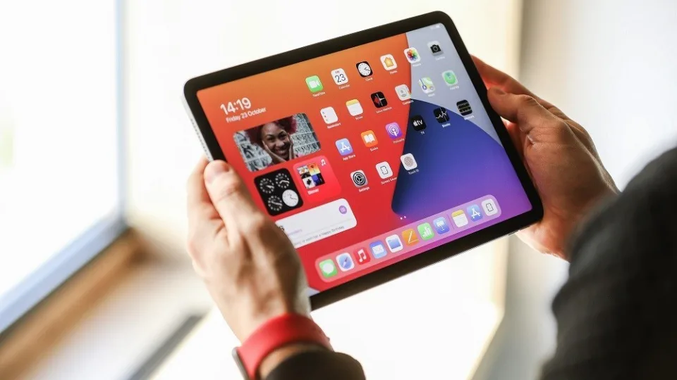 Netrukus pasirodantys „iPad Air“ planšetiniai kompiuteriai gali pasiūlyti didelę naujovę, čia gali būti panaudoti „Pro“ serijos ekranai