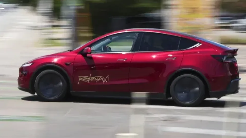 Dar vienas „Tesla“ fiasko: savarankiškai važiavęs automobilis kliudė kitą transporto priemonę