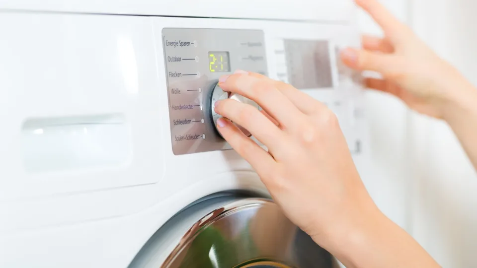 Senolių patarimai ar techniniai argumentai? Atskleista, kodėl turėtumėte atsisakyti skalbimo naktį