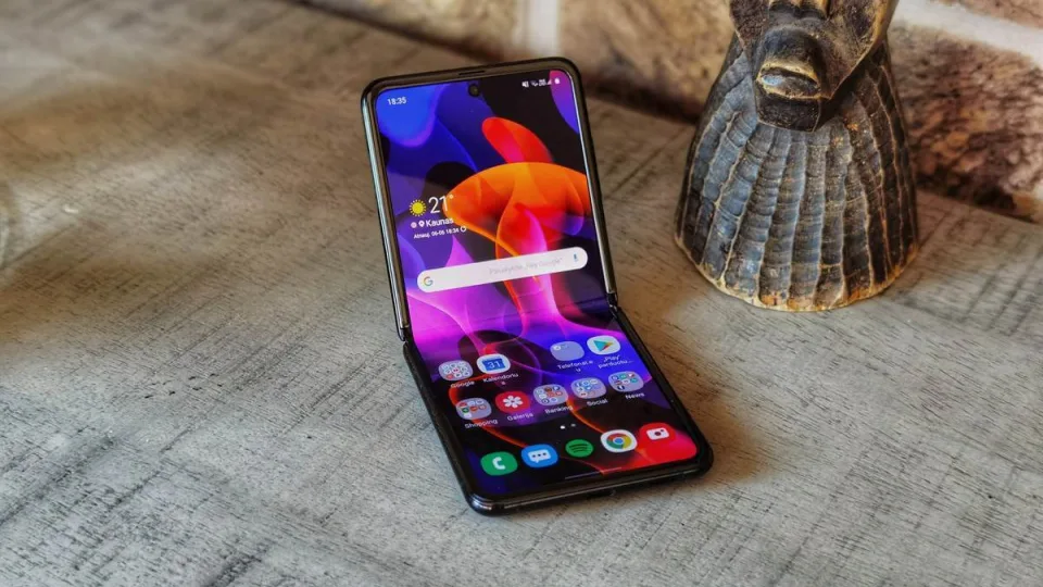 „Samsung“ ketina nustebinti: ruošiamas pigesnis „Galaxy Z Flip3“ variantas