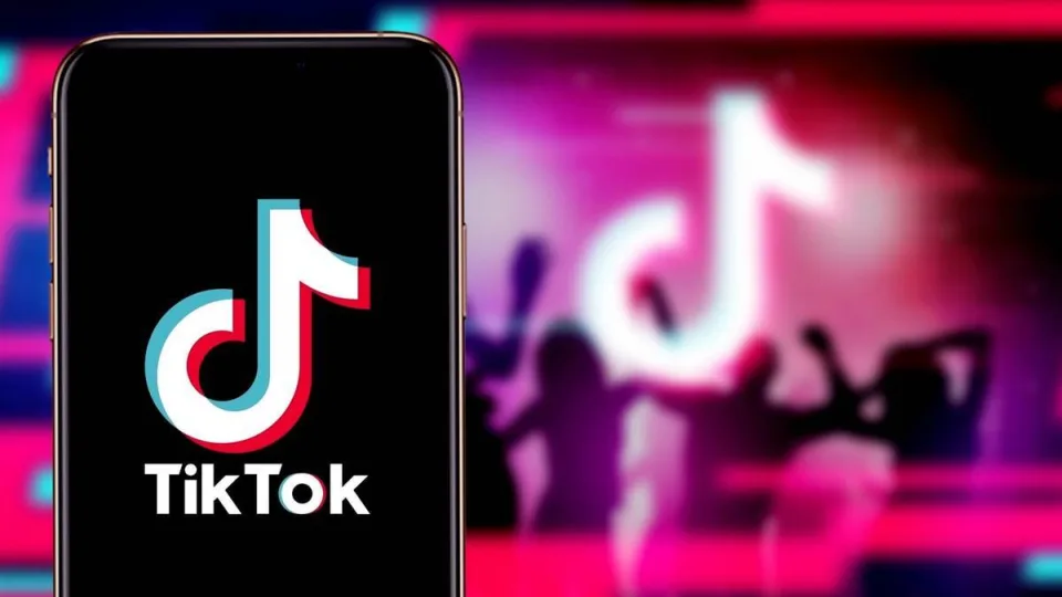 „TikTok“ po padidinamuoju stiklu: ar ši platforma žaloja vaikus ir ką tėvai dar gali padaryti?