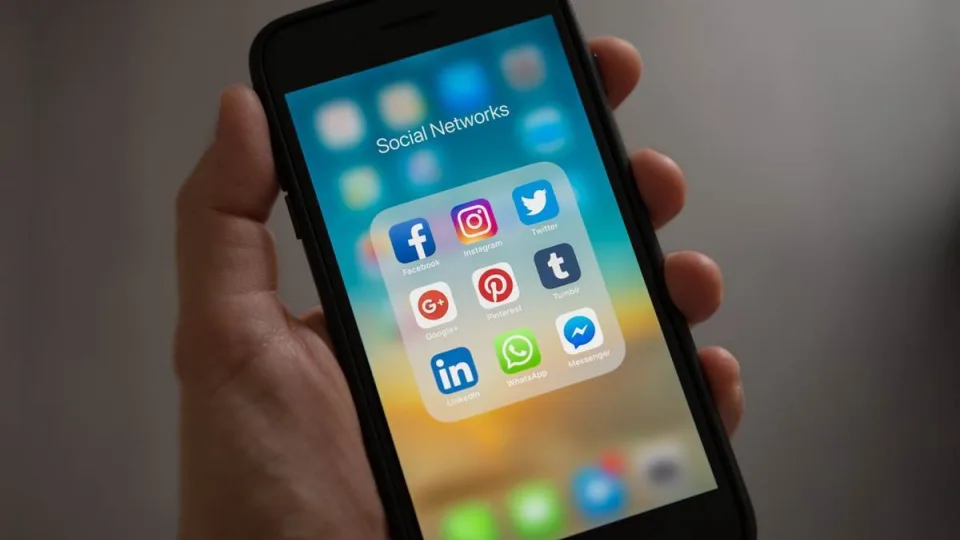 Penktadienio popietę „iPhone“ ir „iPad“ savininkams neveikė „Spotify“, „Viber“, „Tinder“ ir kitos populiariausios programėlės: kas atsitiko?