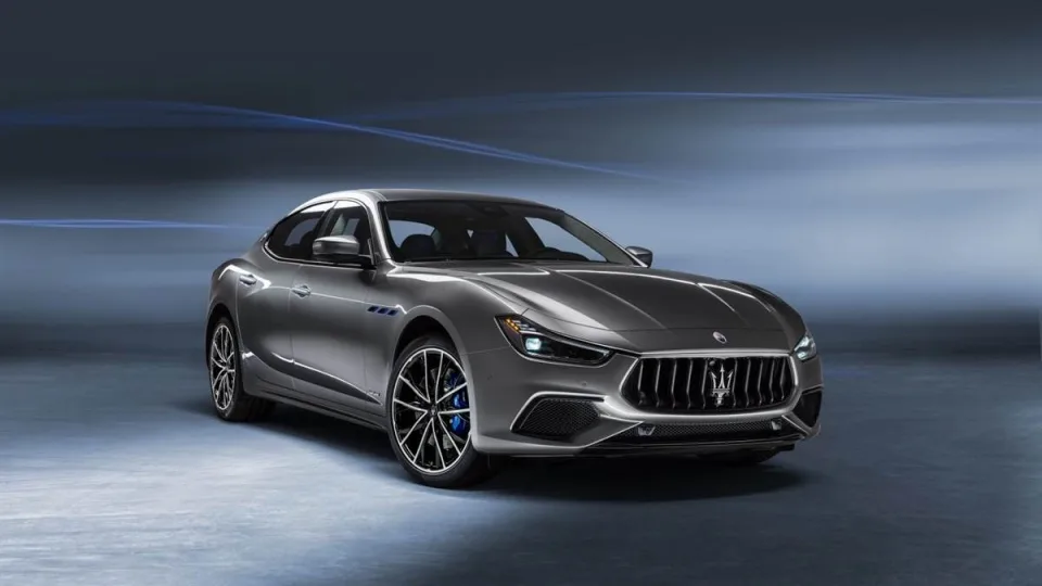 „Maserati“ plečia savo asortimentą: pristatys pirmąjį hibridinį modelį
