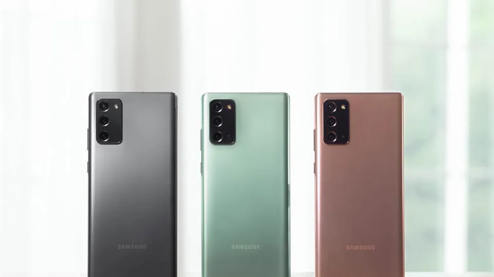 „Samsung“ sulaukė milžiniško vartotojų nusivylimo: pasigirdo kaltinimai specialiu telefonų lėtinimu