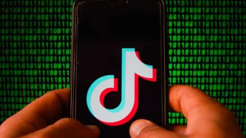 Ar „TikTok“ seka jus labiau nei manėte? Naujausi tyrimai atskleidžia sparčiai augančias nematomas rizikas