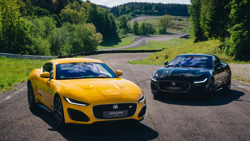 Besidomintiems automobiliais tai patiks: kaip gimsta unikalūs, patys greičiausi „Jaguar“ automobiliai?