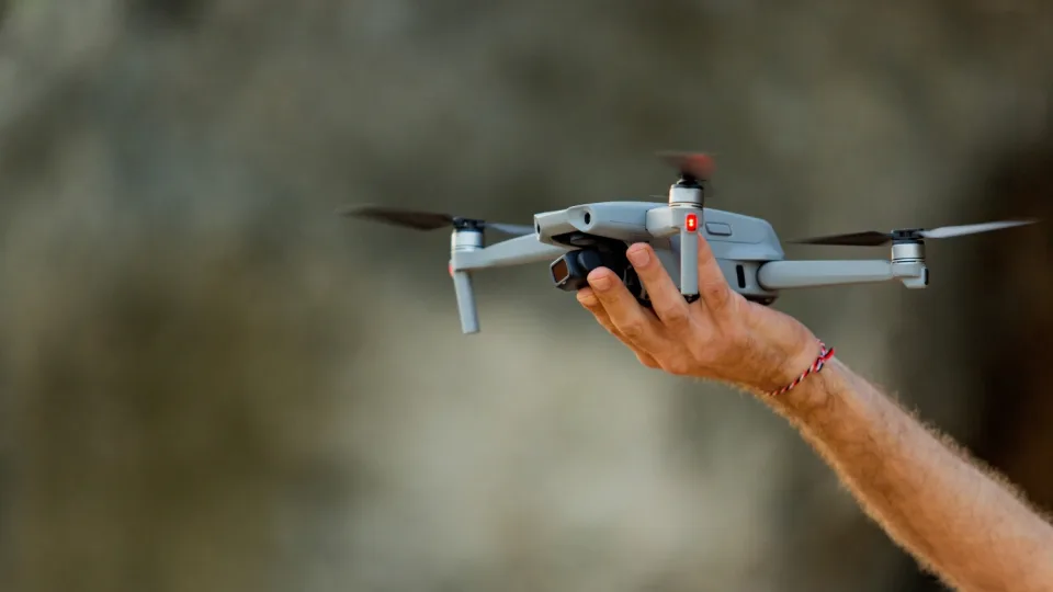 JAV išbandė šokiruojantį ginklą prieš dronus: ore sprogstančios minos kardinaliai keičia žaidimo taisykles