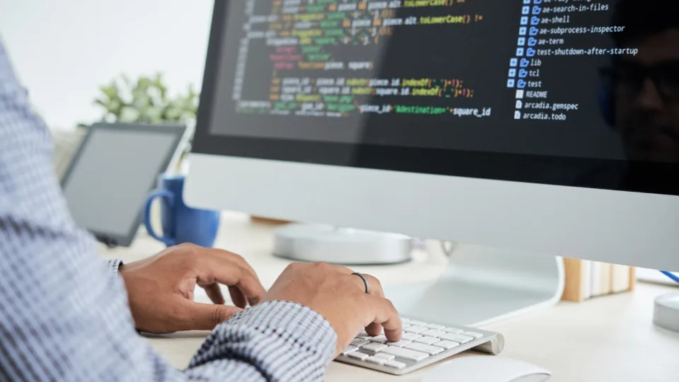Norite pradėti programuoti? 4 kalbos, kurių pagrindus būtina išmokti kiekvienam