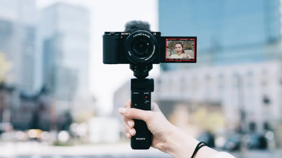 Didieji Japonijos foto įrangos gamintojai susivienijo: trys fotografijos milžinės vienijasi kovoje su giliosiomis klastotėmis