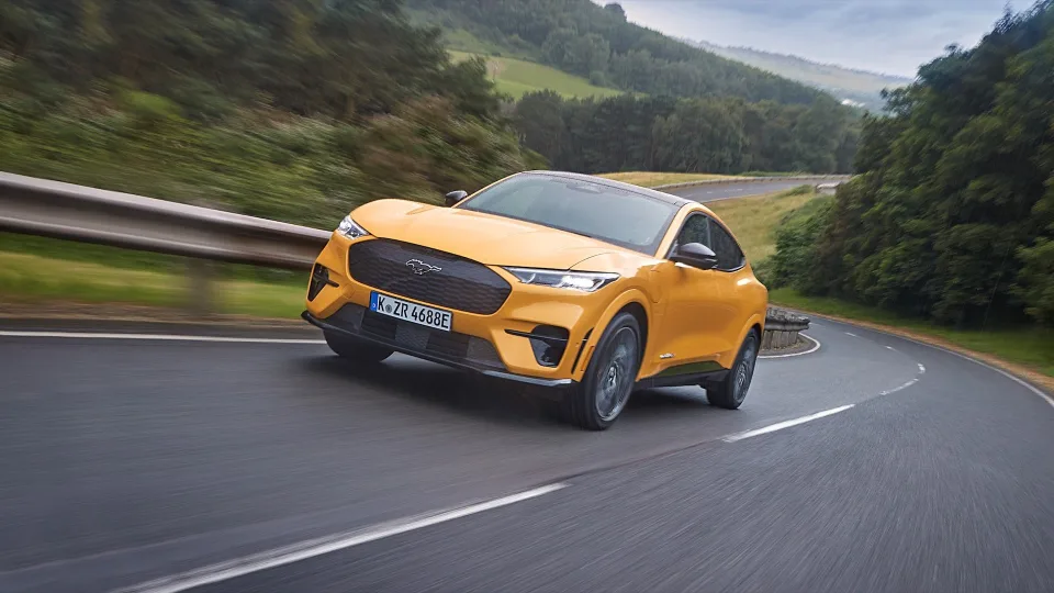 „Ford“ keičia elektromobilių gamybos strategiją: bendrovė siekia sumažinti nuostolius ir ketina pasiūlyti gerokai pigesnius modelius