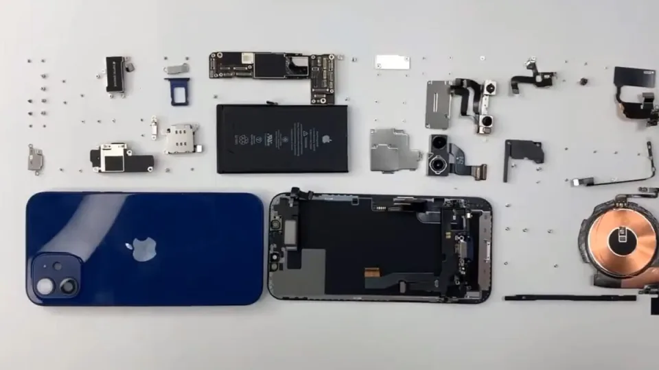 „iPhone 12” - išardytas: viena naujiena būsimiesiems pirkėjams nepatiks