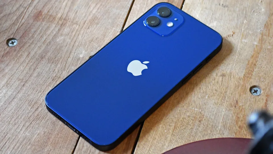 Į dienos šviesą lenda pirmieji „iPhone 12” defektai: šįkart lupasi rėmo dažai