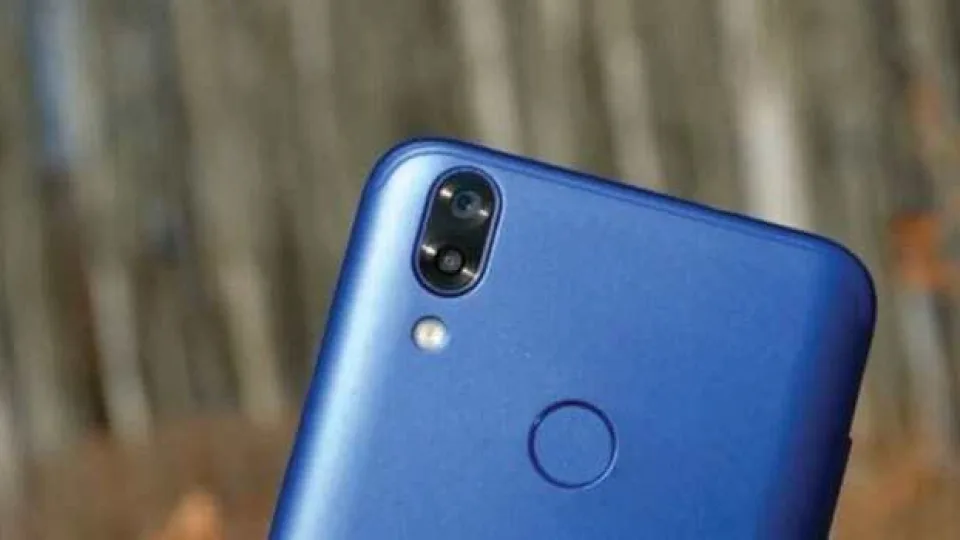 Pasirodė ir pirmieji reklaminiai „Xiaomi Mi A2“ plakatai