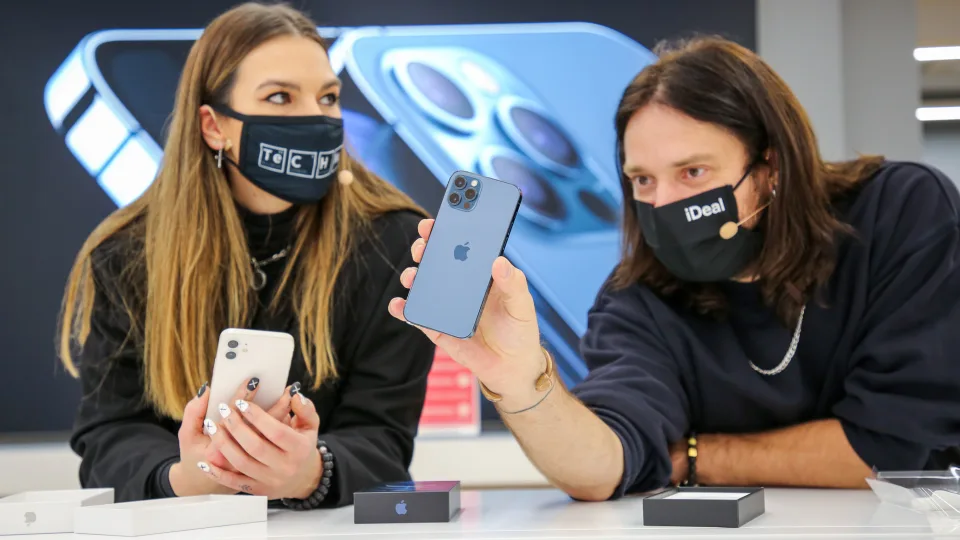 „Apple“ naujienos jau ir Lietuvoje: virtualaus renginio metu pademonstruoti naujieji „iPhone 12“ telefonai