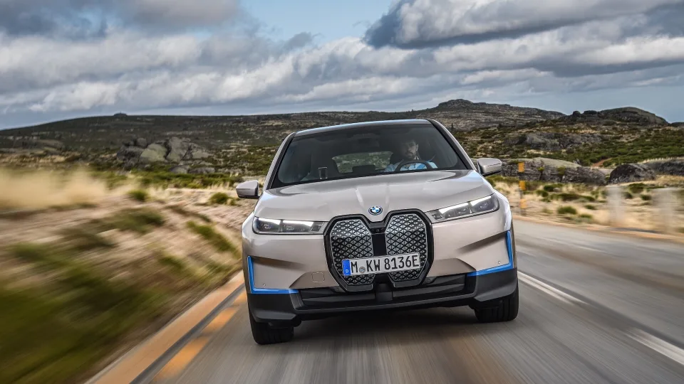 BMW pristatė elektrinį „BMW iX“ su 5G ir autonominio vairavimo sistemomis, pademonstruotas ir įspūdingas motoroleris