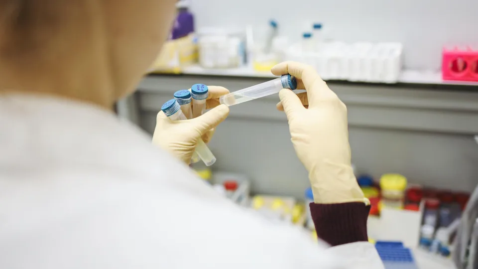Kaip dirbtinis intelektas paspartino „Moderna“ ir „Pfizer“ vakcinų nuo koronaviruso kūrimą?