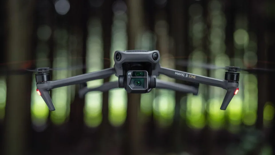 DJI pristatė naująjį „Mavic 3“ droną: dvi kameros su stabilizacija, beveik valanda skraidymo ir dar daugiau