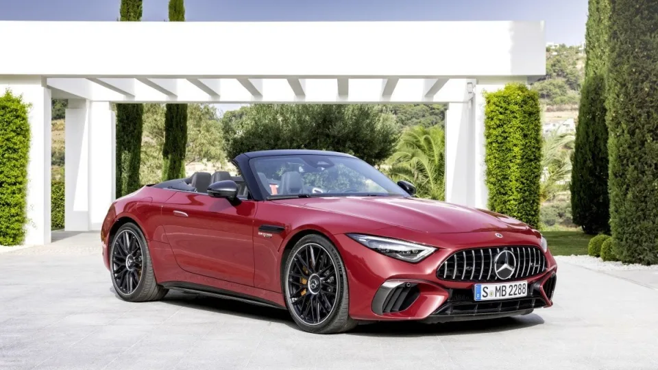 „Mercedes-Benz“ aplenkė „Tesla“ ir susigrąžino brangiausių pasaulyje automobilių prekės ženklo poziciją