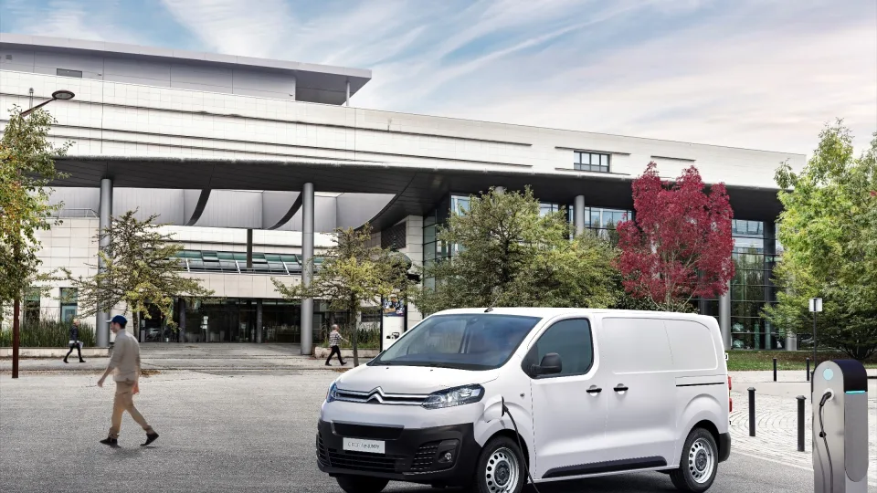 Patarimai elektrinių komercinių automobilių savininkams: kaip nuvažiuoti kuo toliau?