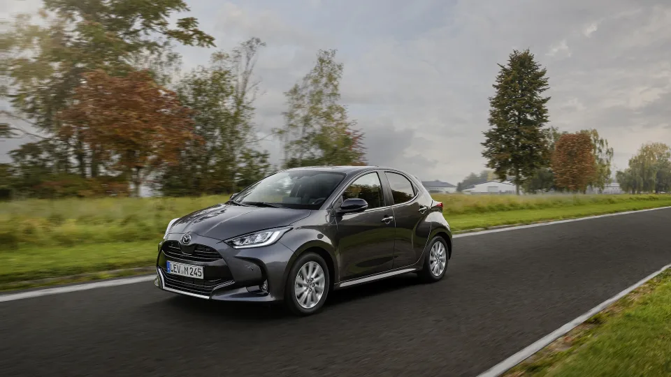 Hibridinių automobilių bumas Lietuvoje: pirmą kartą jie aplenkė benzininius ir dyzelinius automobilius