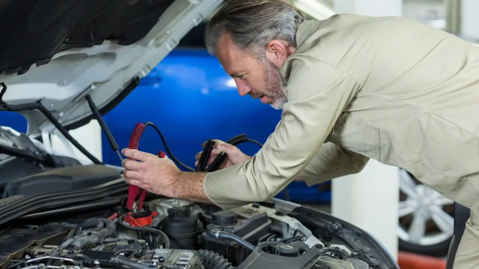 Pagrindinė automobilių problema žiemą – nebeužsivedantis variklis: kaip išsirinkti tinkamą akumuliatorių?
