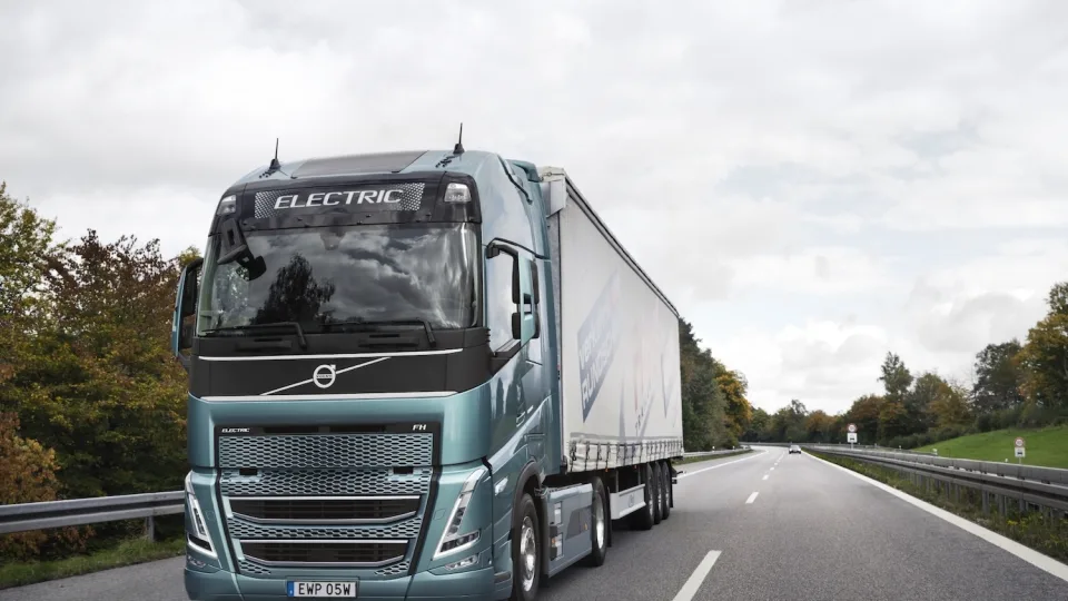 Atlikti pirmieji elektra varomo „Volvo“ sunkvežimio bandymai: rezultatai pranoko visus lūkesčius