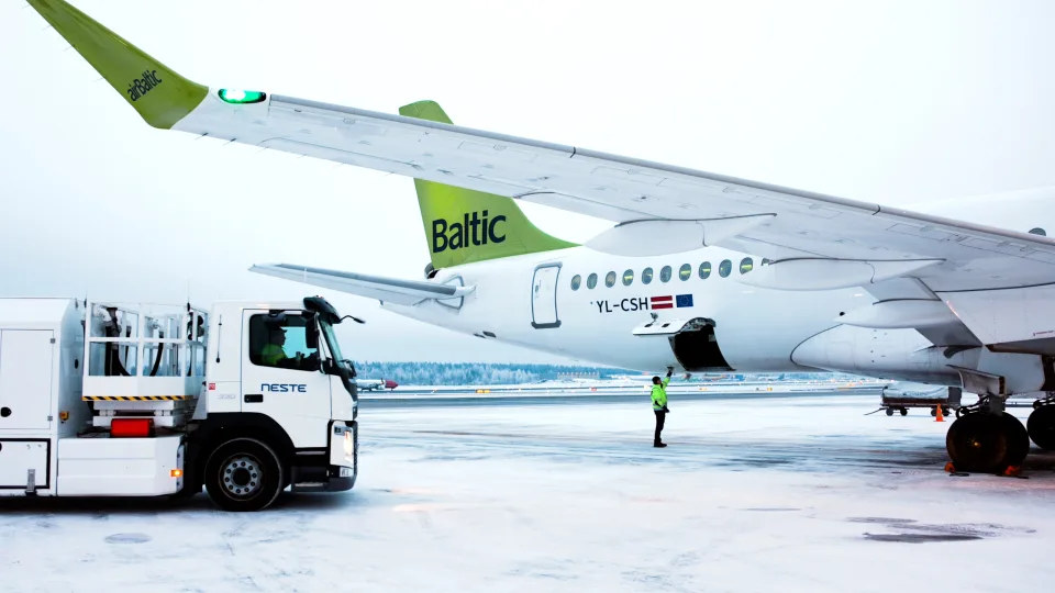 „airBaltic“ žengia ten, iš kur kiti traukiasi: bendrovės tęsiamas augimas ir stabilumas 2026 metų vasarą