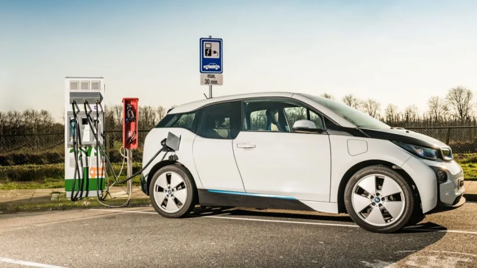 Legendinis BMW elektromobilis, kurį lietuviai vairuoja iki šiol: kuo ypatingas „BMW i3“ ir kodėl jis pralenkė laiką?