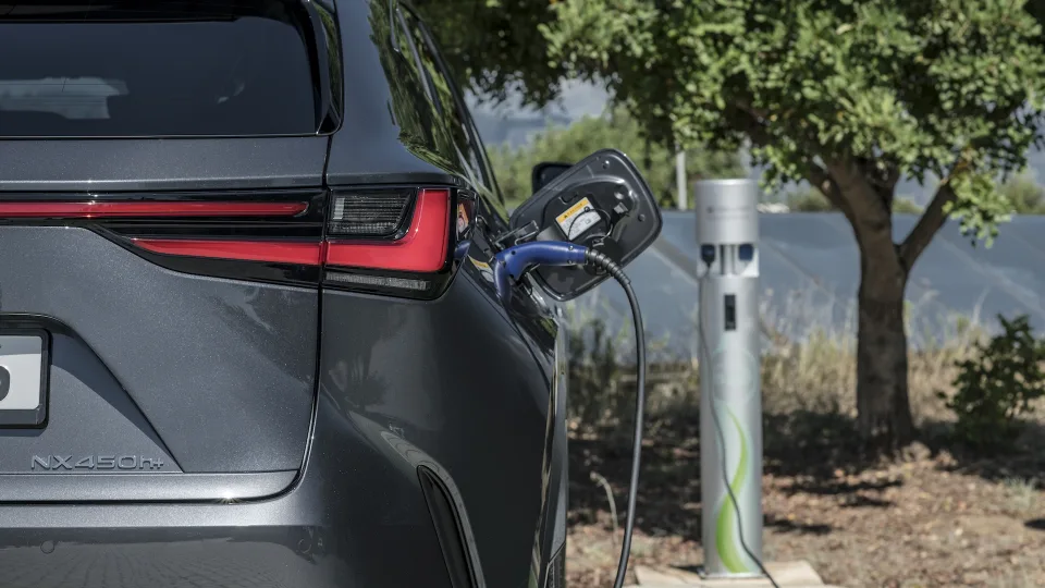 Netikėtas vidaus degimo varikliais aprūpintų automobilių pranašumas: naujausias tyrimas atskleidžia liūdną elektromobilių realybę, tai turėtų tapti šoku daugeliui
