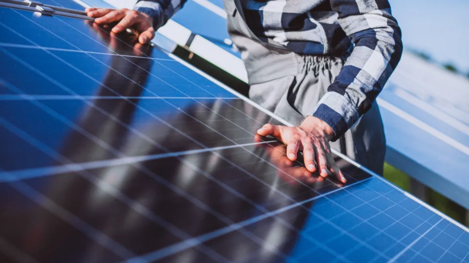 Rekordinė 32 mln. eurų parama gyventojams įsigyti saulės elektrinę iš nutolusių parkų