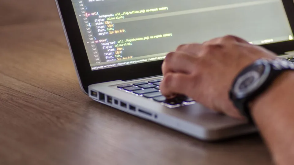 Tinginystės viršūnė? Programuotojas automatizavo kavos virimą ir bendravimą su žmona bei darbdaviu