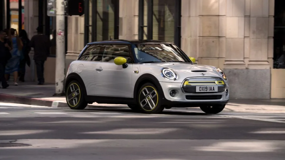 Pasiruoškite: šį elektrinį „Mini” matysite visų didmiesčių gatvėse