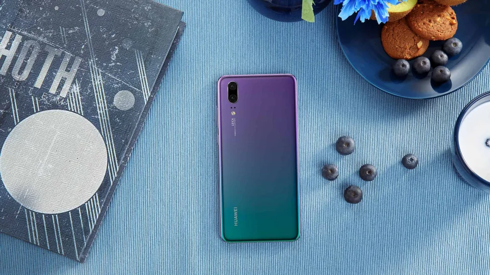 „Huawei“ nori pakartoti „P20 Pro“ sėkmę – mažesnįjį brolį nudažė pašvaistės spalvomis