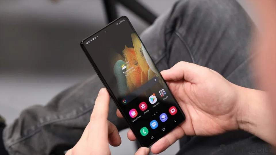 „Samsung Galaxy S21” serijos telefonų savininkai skundžiasi: baterija išsikrauna pernelyg greitai