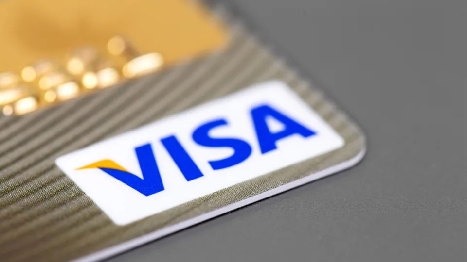 Pirk, atsiskaityk ir gauk bitkoinų: „Visa“, „Stripe“ ir „Fold“ ruošiasi išliesti išskirtinę kredito kortelę
