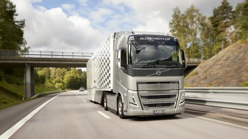 Pergalės degalų taupymo bandymuose: „Volvo FH“ sunkvežimis su specialia sistema tapo taupiausiu modeliu