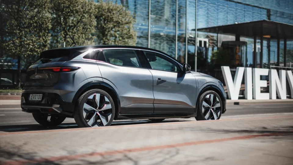Elektromobilių rinkoje darosi karštą: „Renault“ mes iššūkį vokiečių milžinei ir ruošia pigų elektrinį automobilį